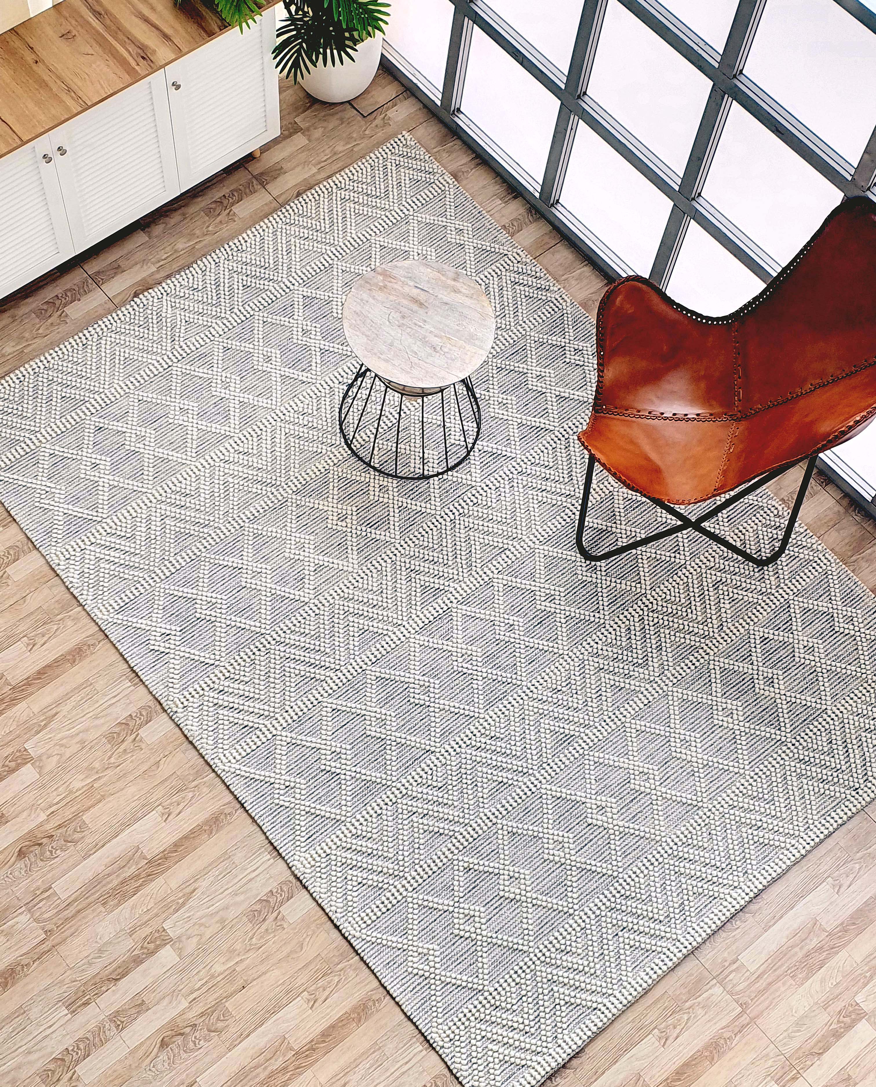 Sophisticated Handmade Natural & White Woven Rug - Elevate Your Space