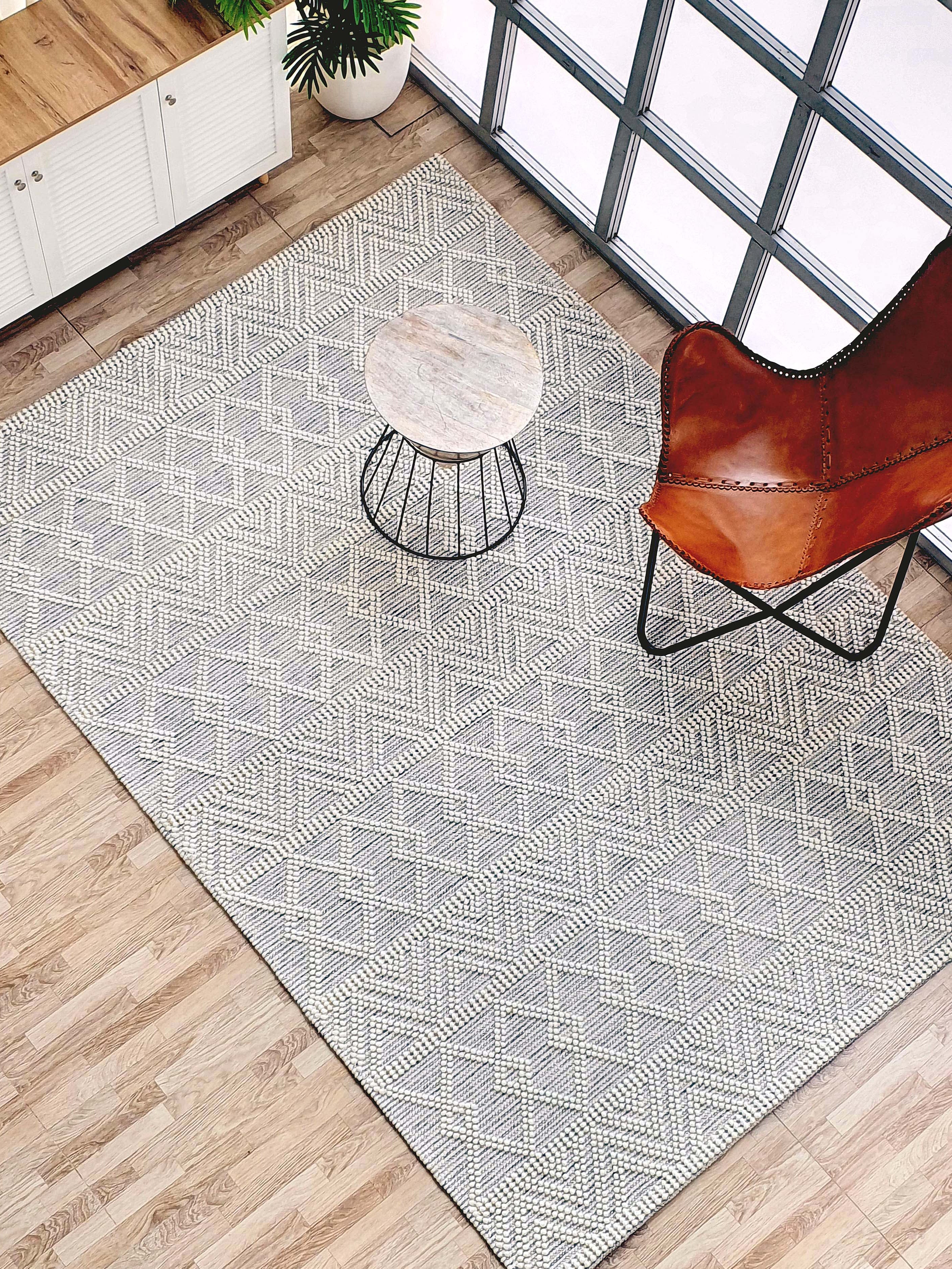 Sophisticated Handmade Natural & White Woven Rug - Elevate Your Space