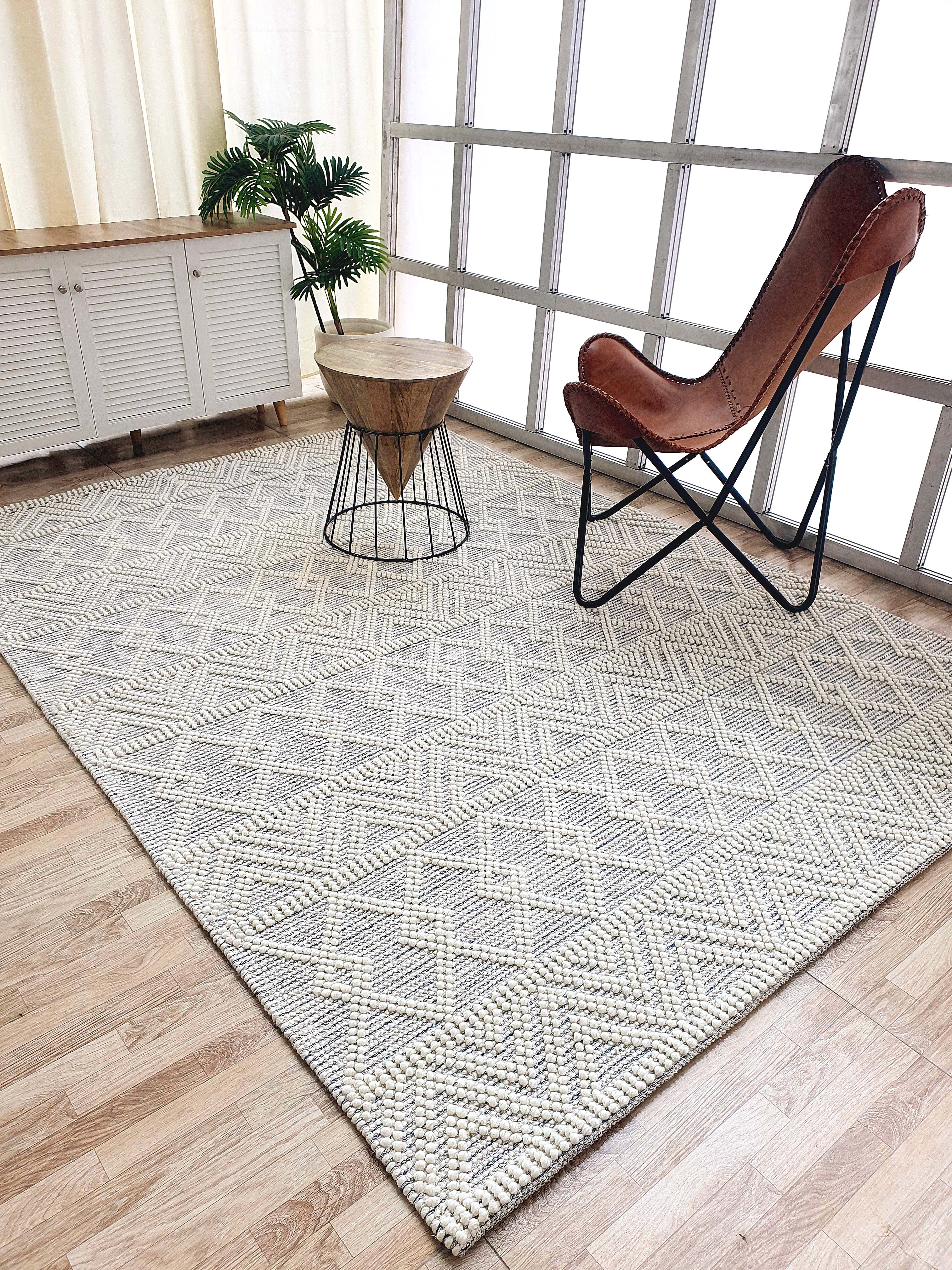 Luxurious Rectangle Floor Rug - Add Elegance to Your Living Room or Bedroom