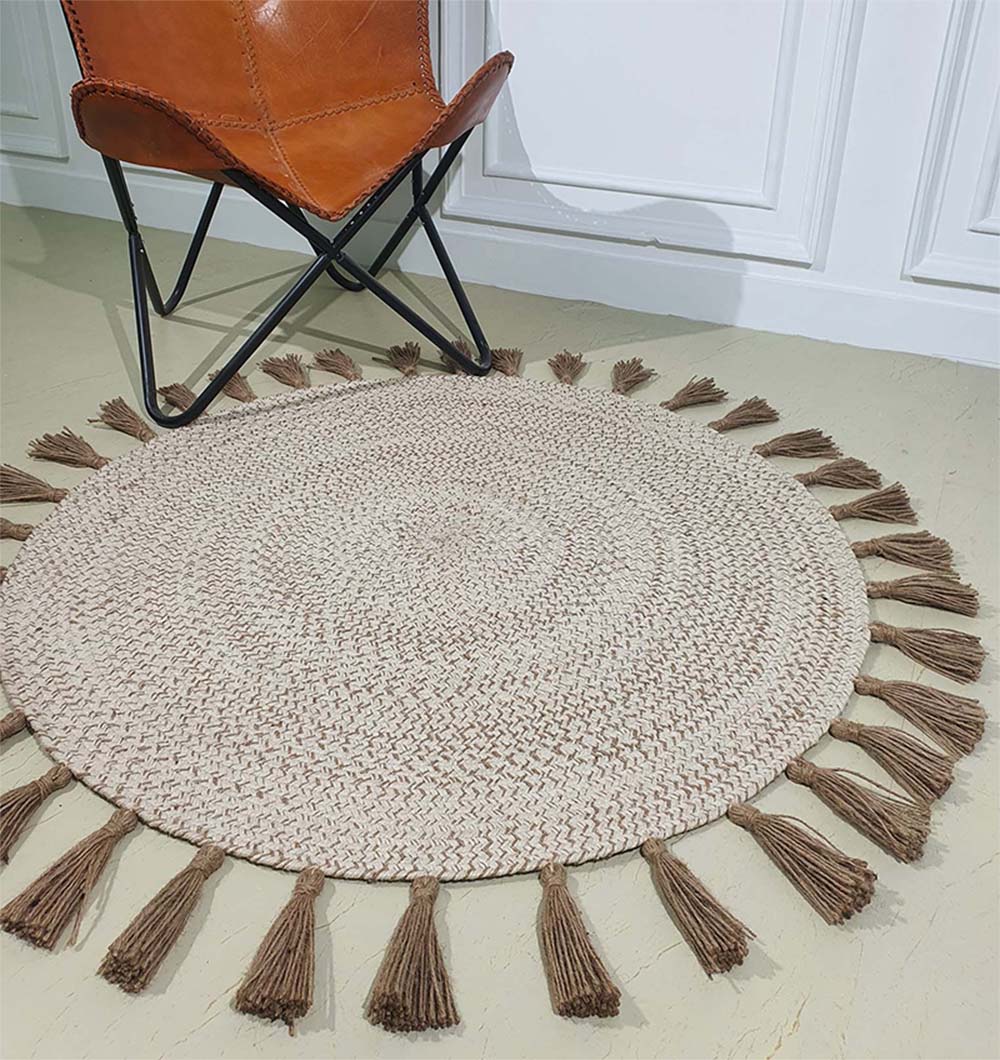 Round jute rug highlighting the natural tones and firm feel of the $100\%$ renewable material.