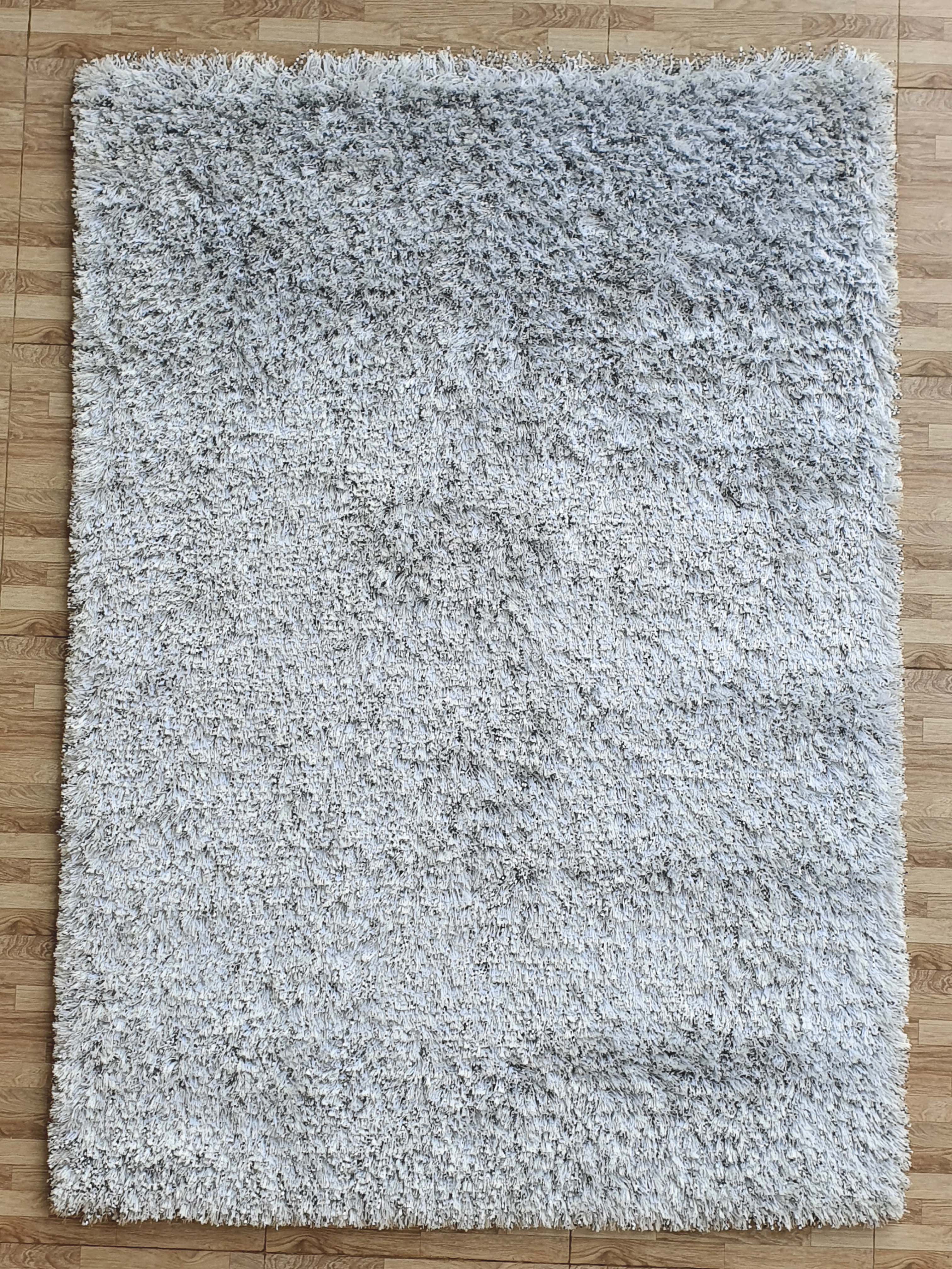 Soft Shaggy Rug - White & Black Blend for Modern Home Decor