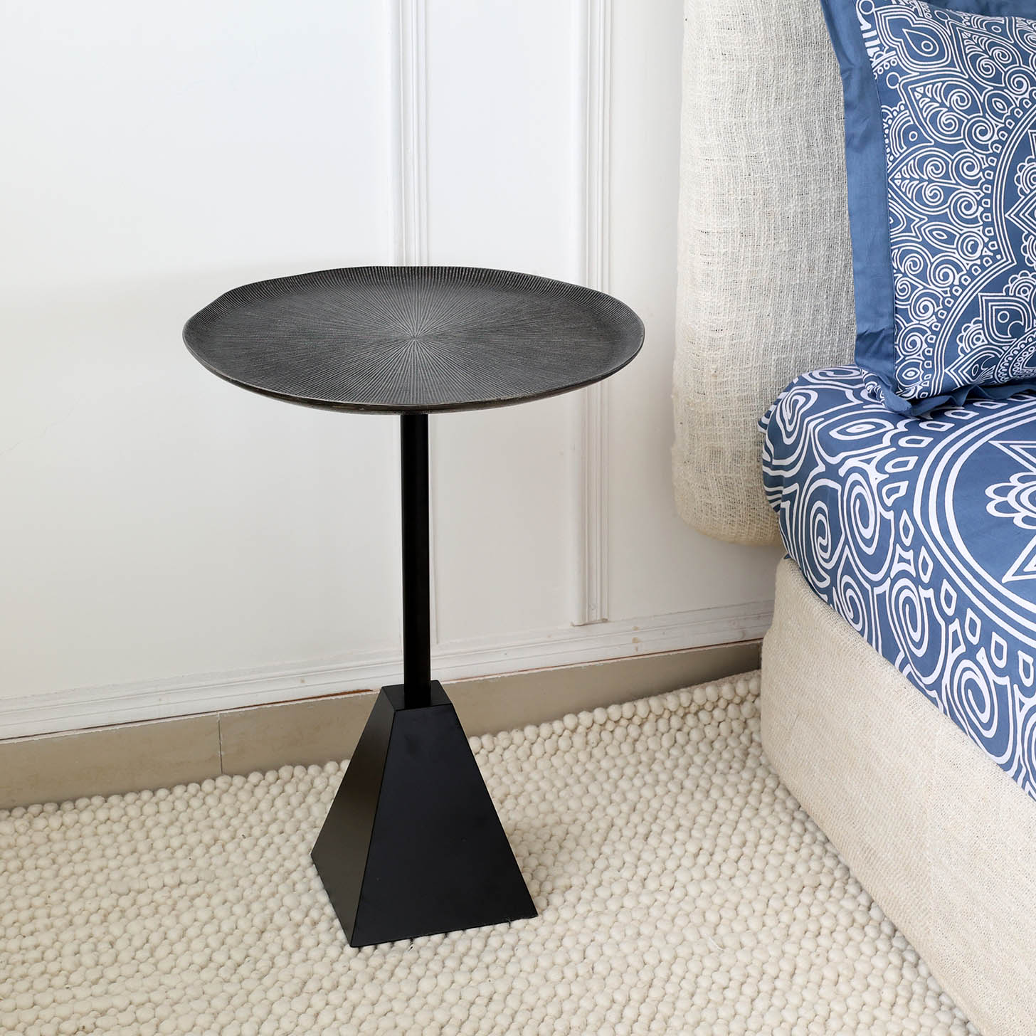 Modern Black Metal Side Table – Textured Round Top with Pyramid Base