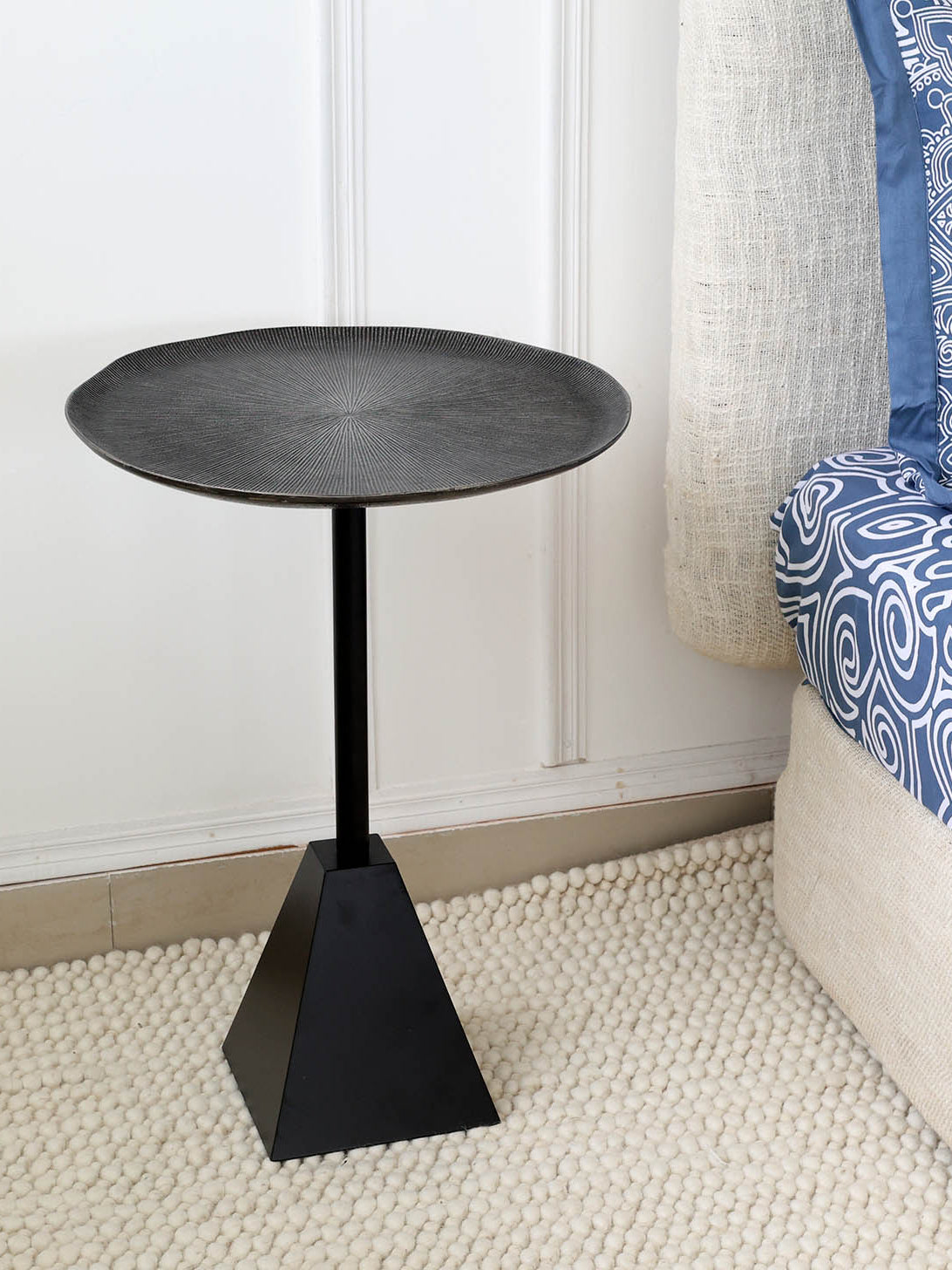 Modern Black Metal Side Table – Textured Round Top with Pyramid Base GH-075-B