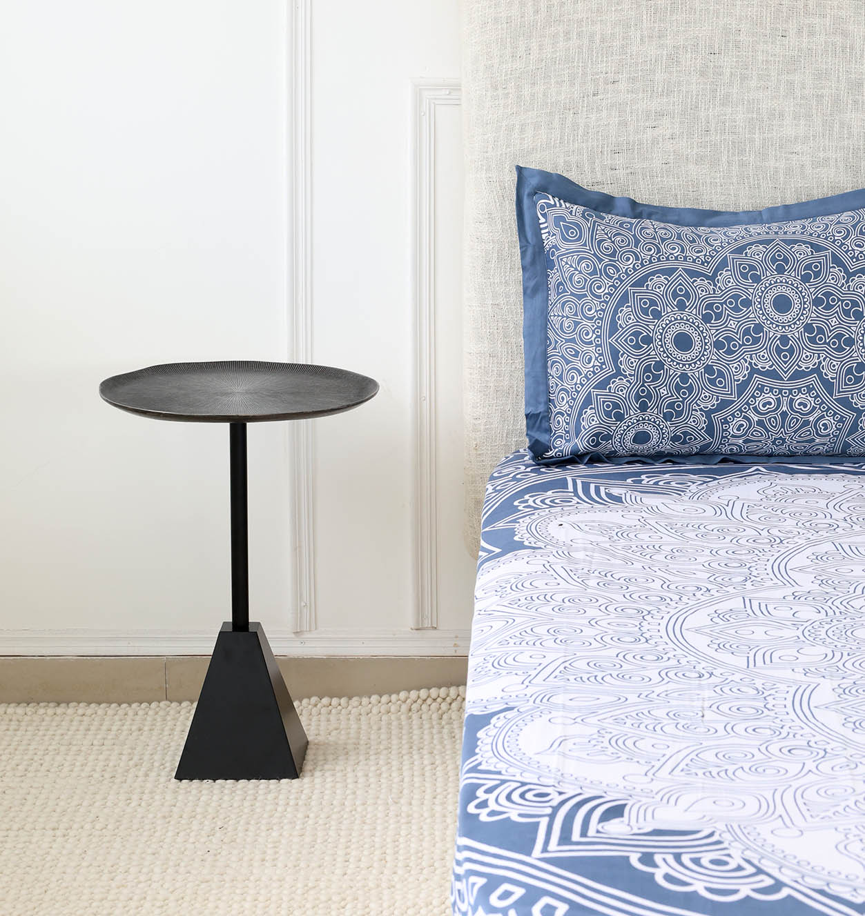 Modern Black Metal Side Table – Textured Round Top with Pyramid Base GH-075-B