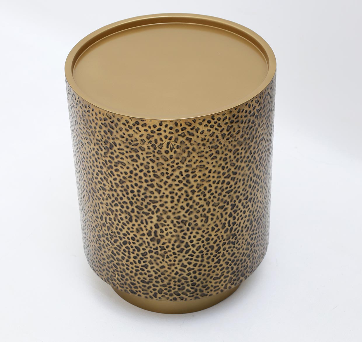 Luxury cylindrical side table with a golden finish, blending modern glamour and functionality for any living room.