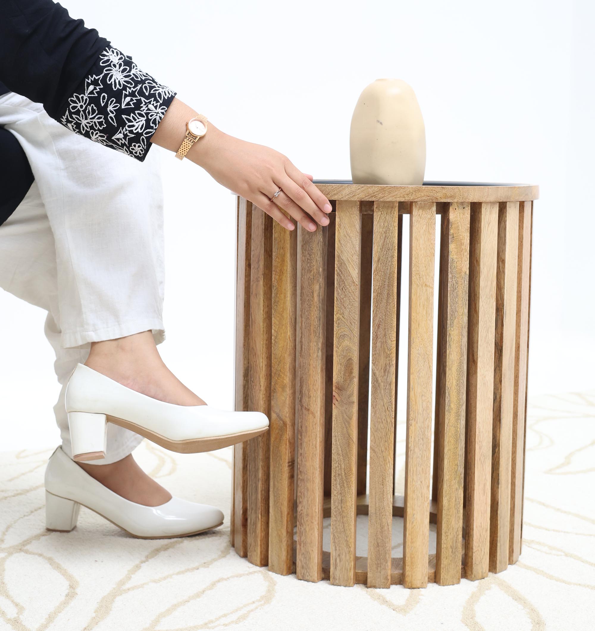 Modern cylindrical coffee table with slatted wooden body and iron base, GH-097.