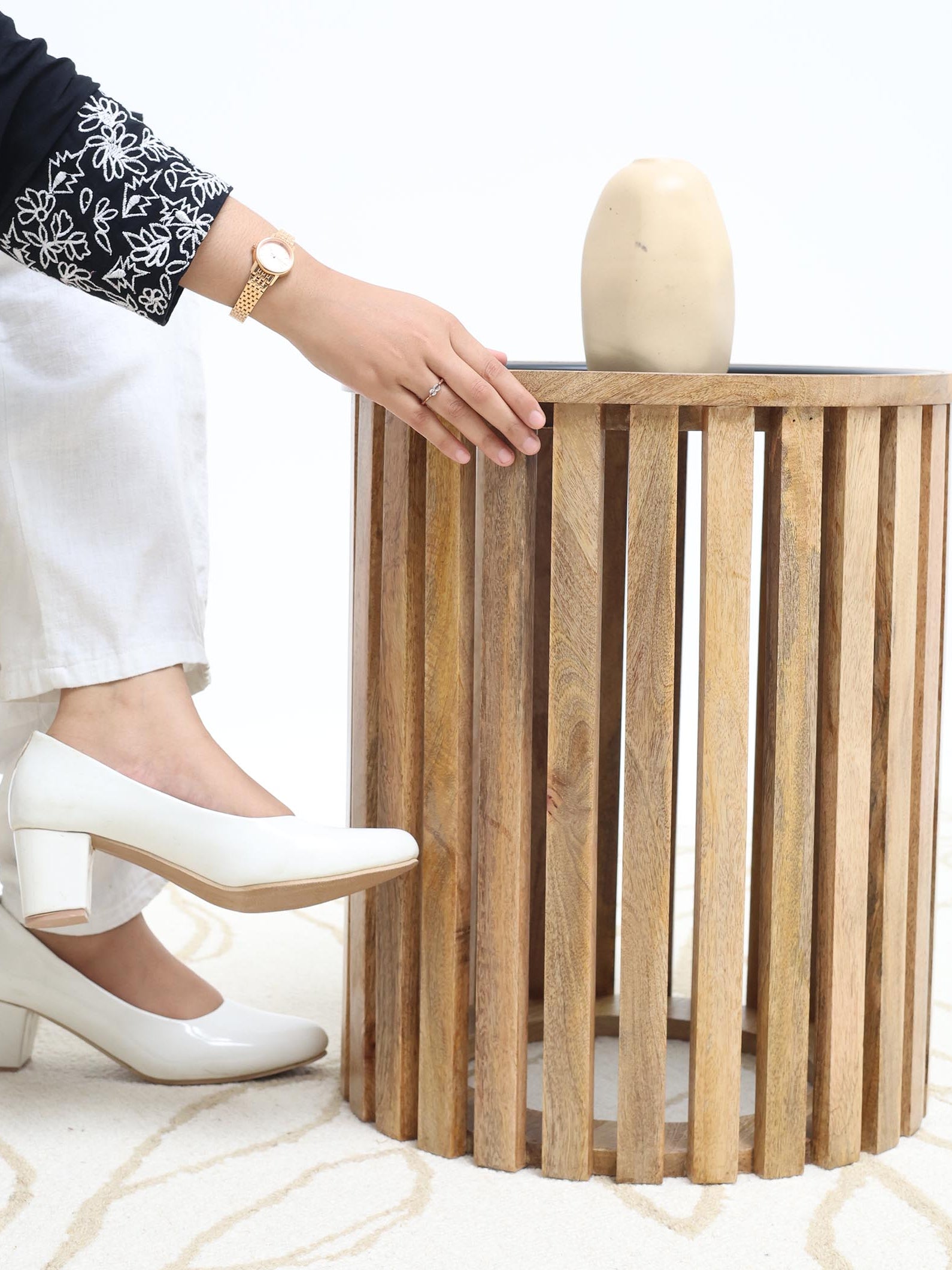 Modern cylindrical coffee table with slatted wooden body and iron base, GH-097.