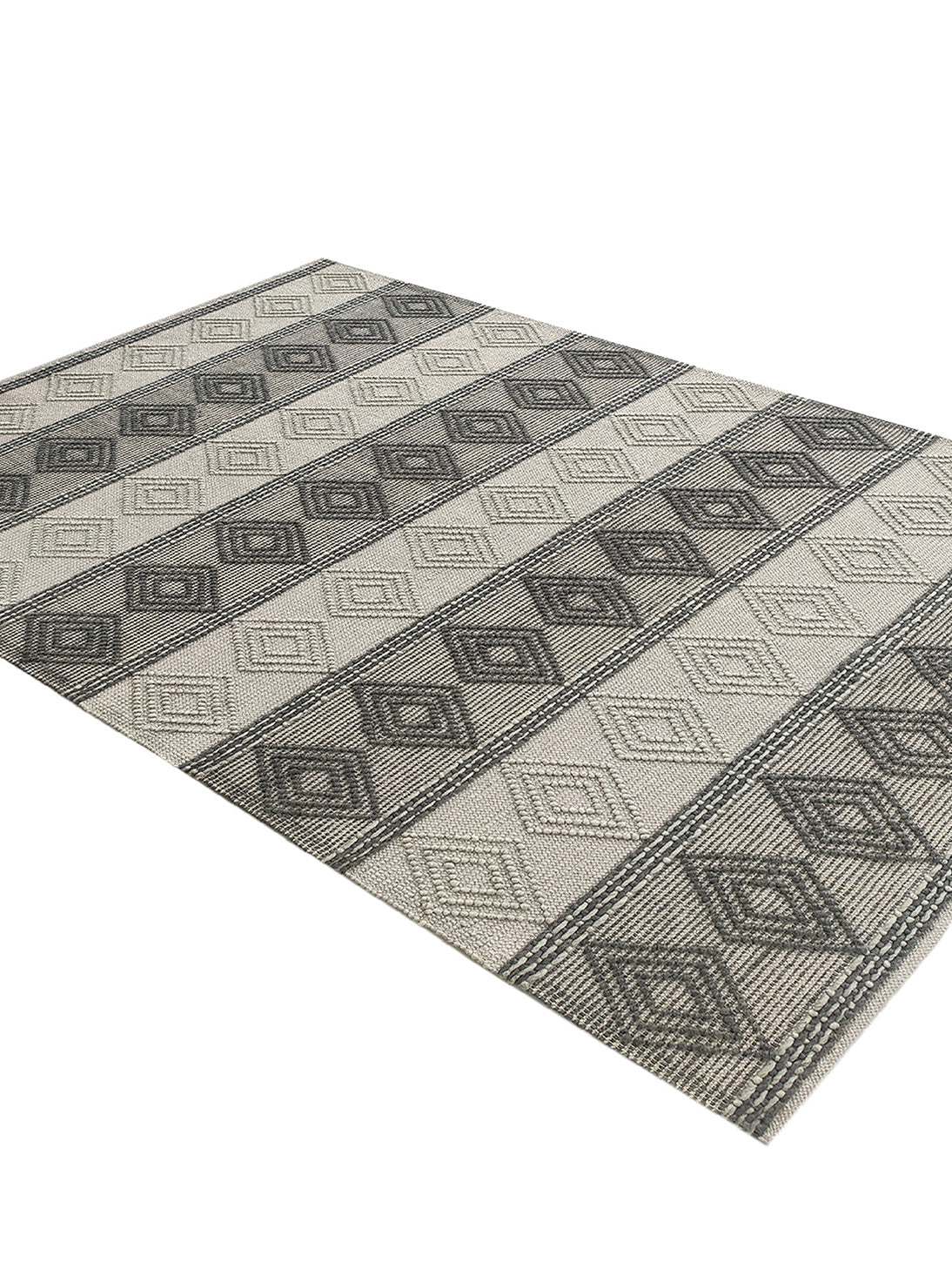 Boho Chic: Add a Touch of Bohemian Flair to Your Space with this Stylish Rectangle Woven Rug