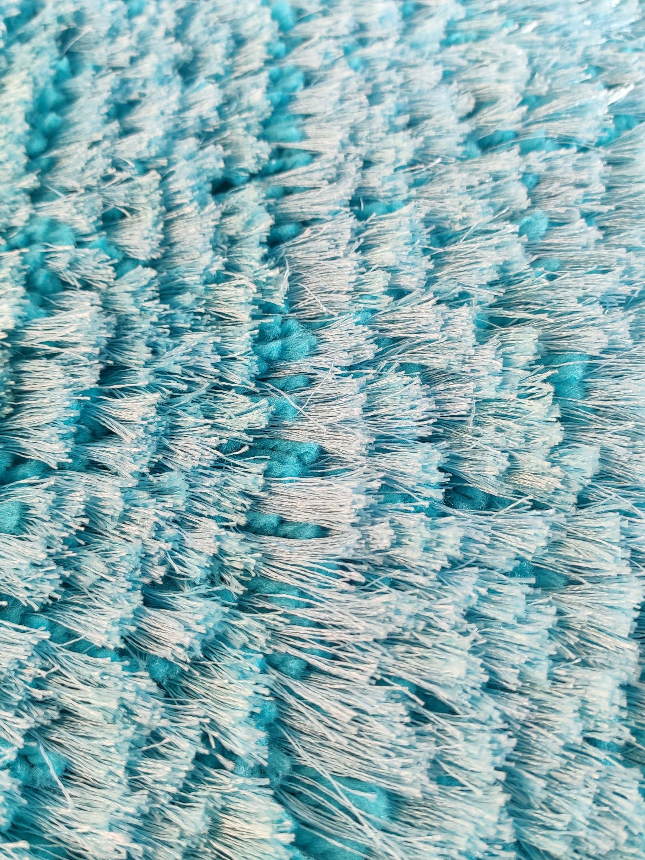 Transform your space with the softness and warmth of this fluffy rug