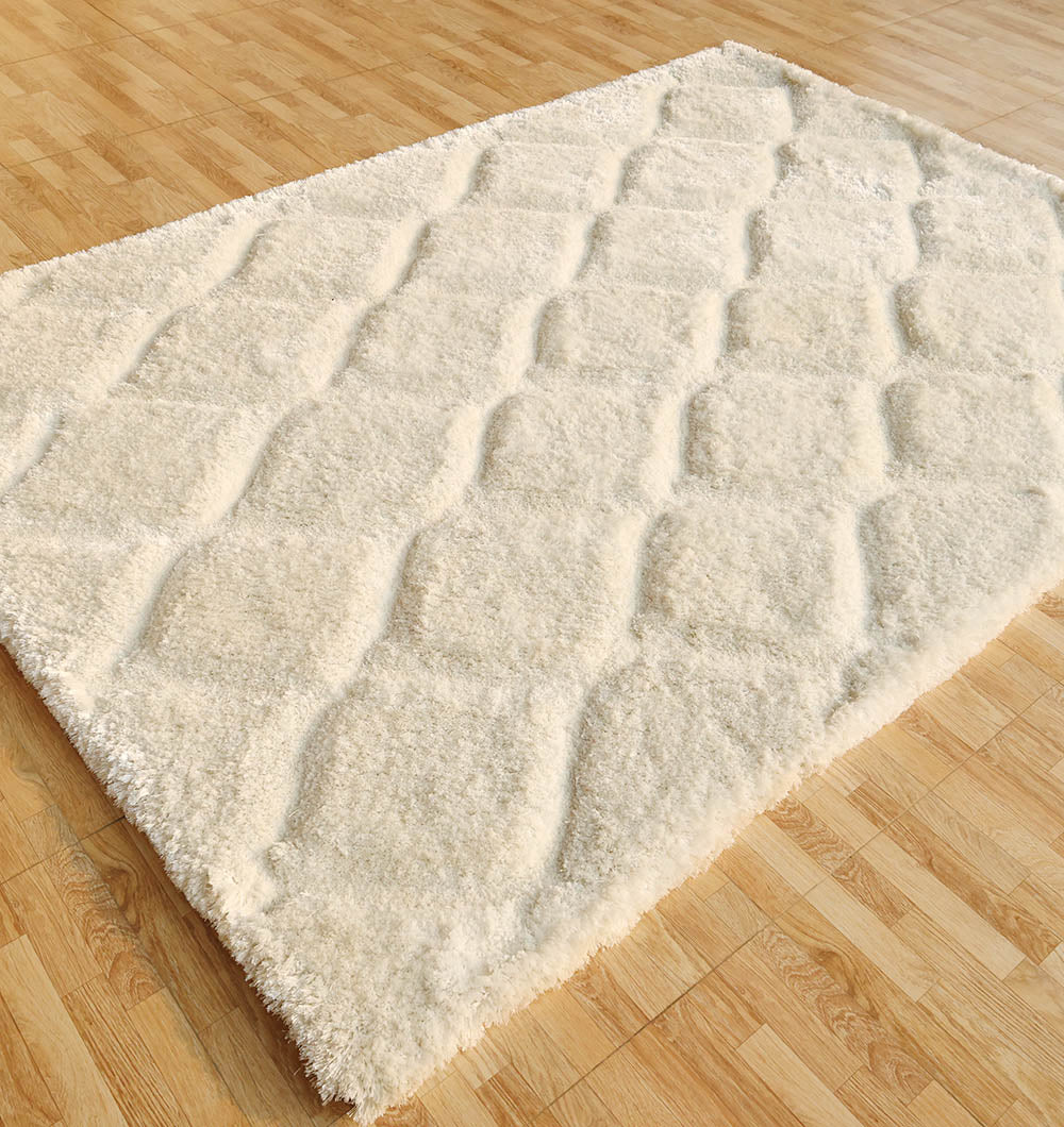 Side angle of the large rectangular shaggy rug, providing a versatile backdrop and transforming the room with warmth.