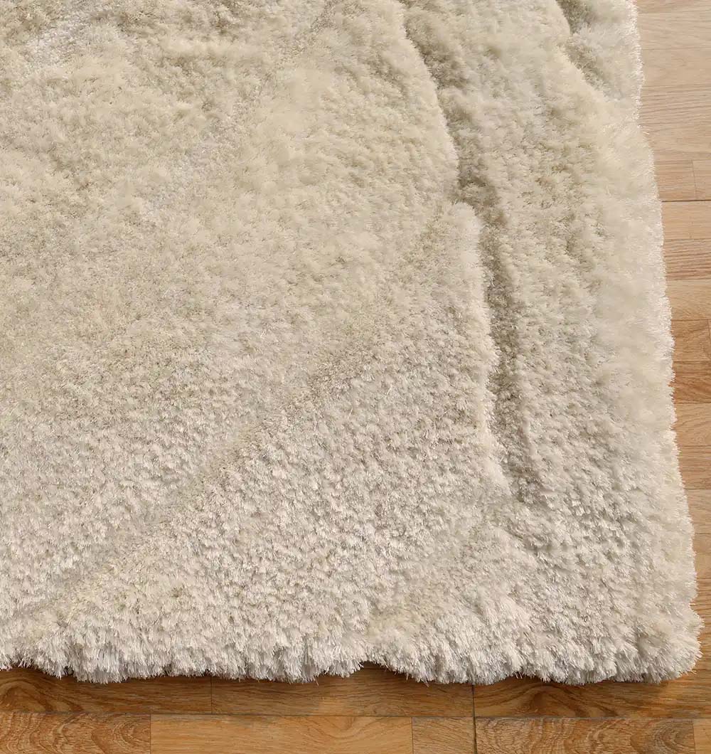 Detailed shot of the handmade shaggy fibers, confirming the high quality of the white/cream polyester material.