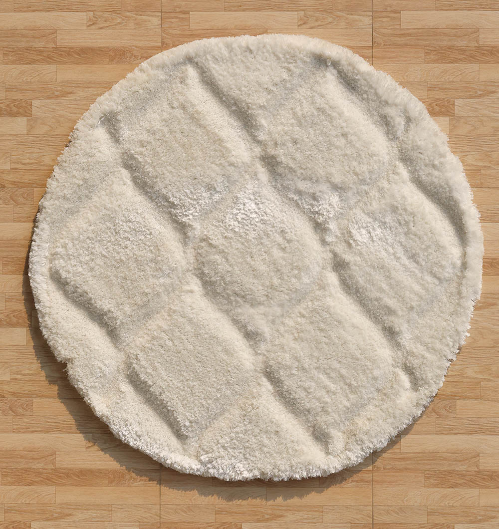 Luxury shaggy rug in white/cream, a modern soft carpet creating a cozy and inviting atmosphere for the home.