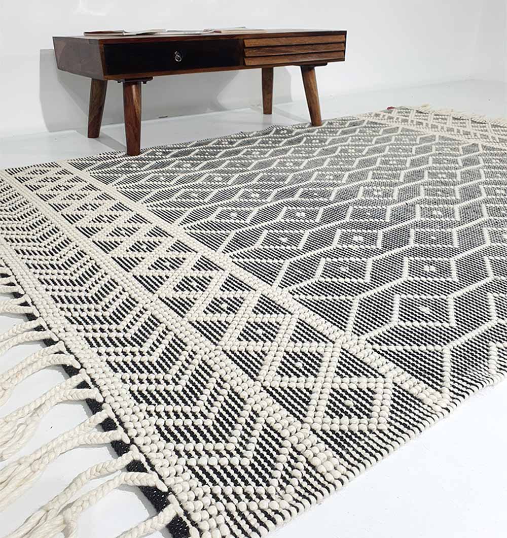 Hand Woven Fringes Rug Natural & Black Color SRN-018