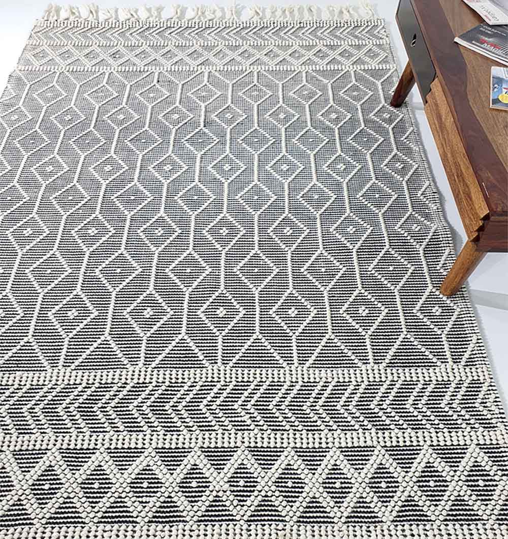 Hand Woven Fringes Rug Natural & Black Color SRN-018