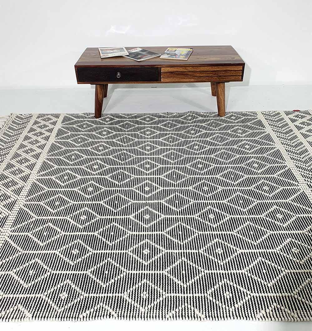 Hand Woven Fringes Rug Natural & Black Color SRN-018