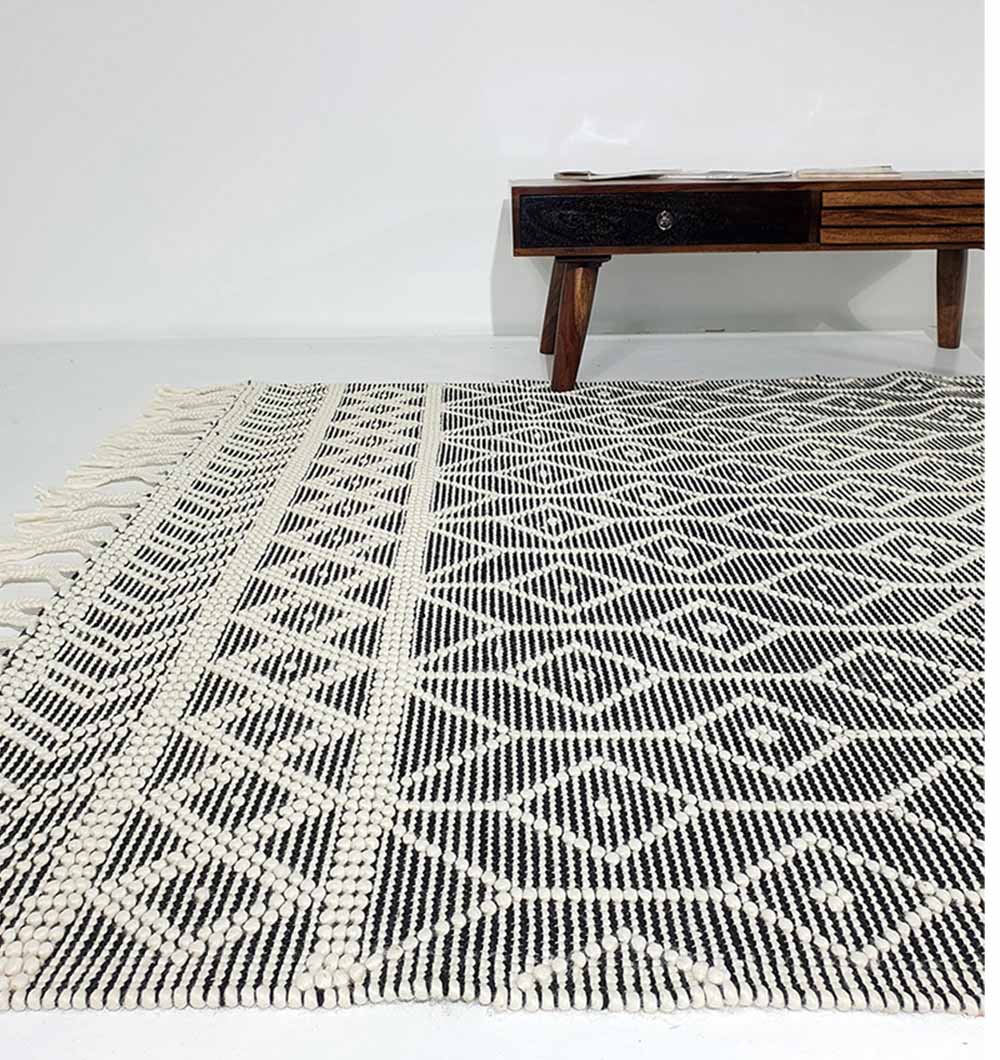 Hand Woven Fringes Rug Natural & Black Color SRN-018