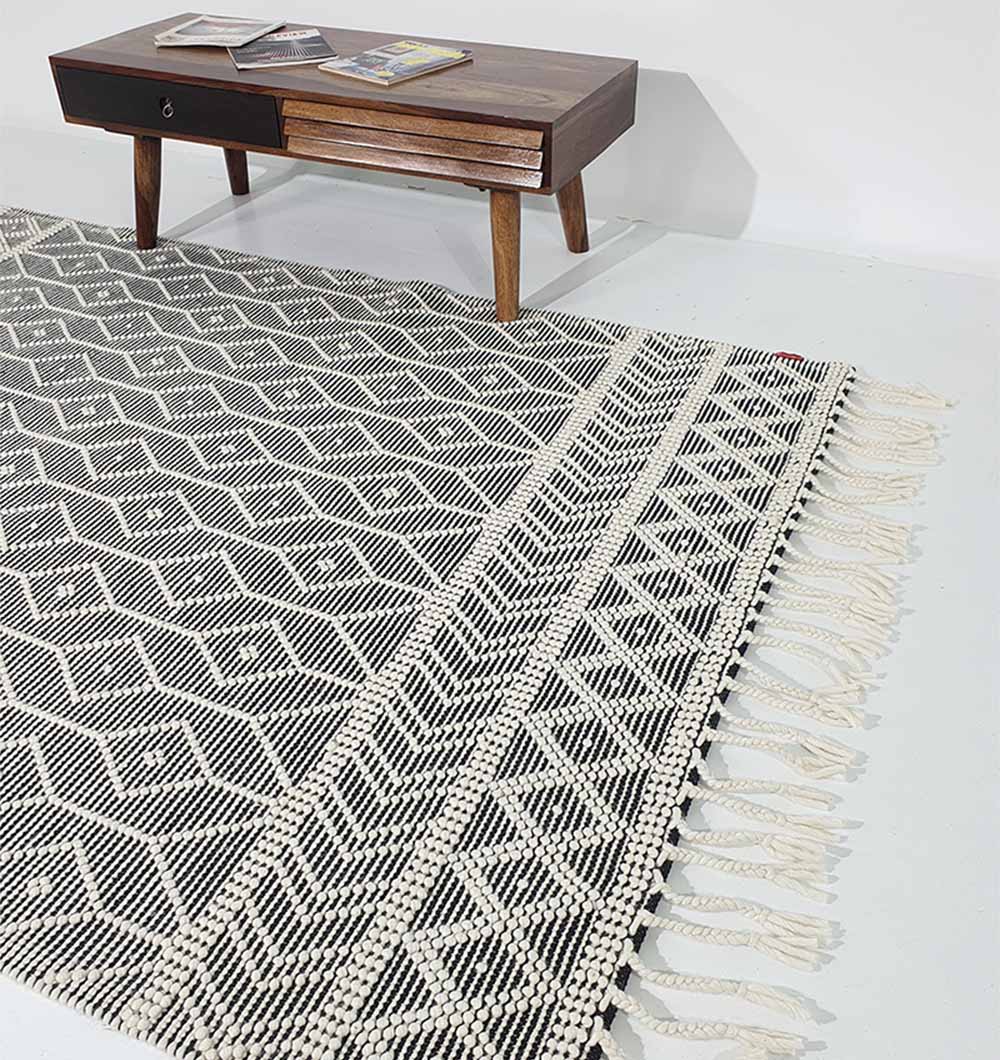 Hand Woven Fringes Rug Natural & Black Color SRN-018