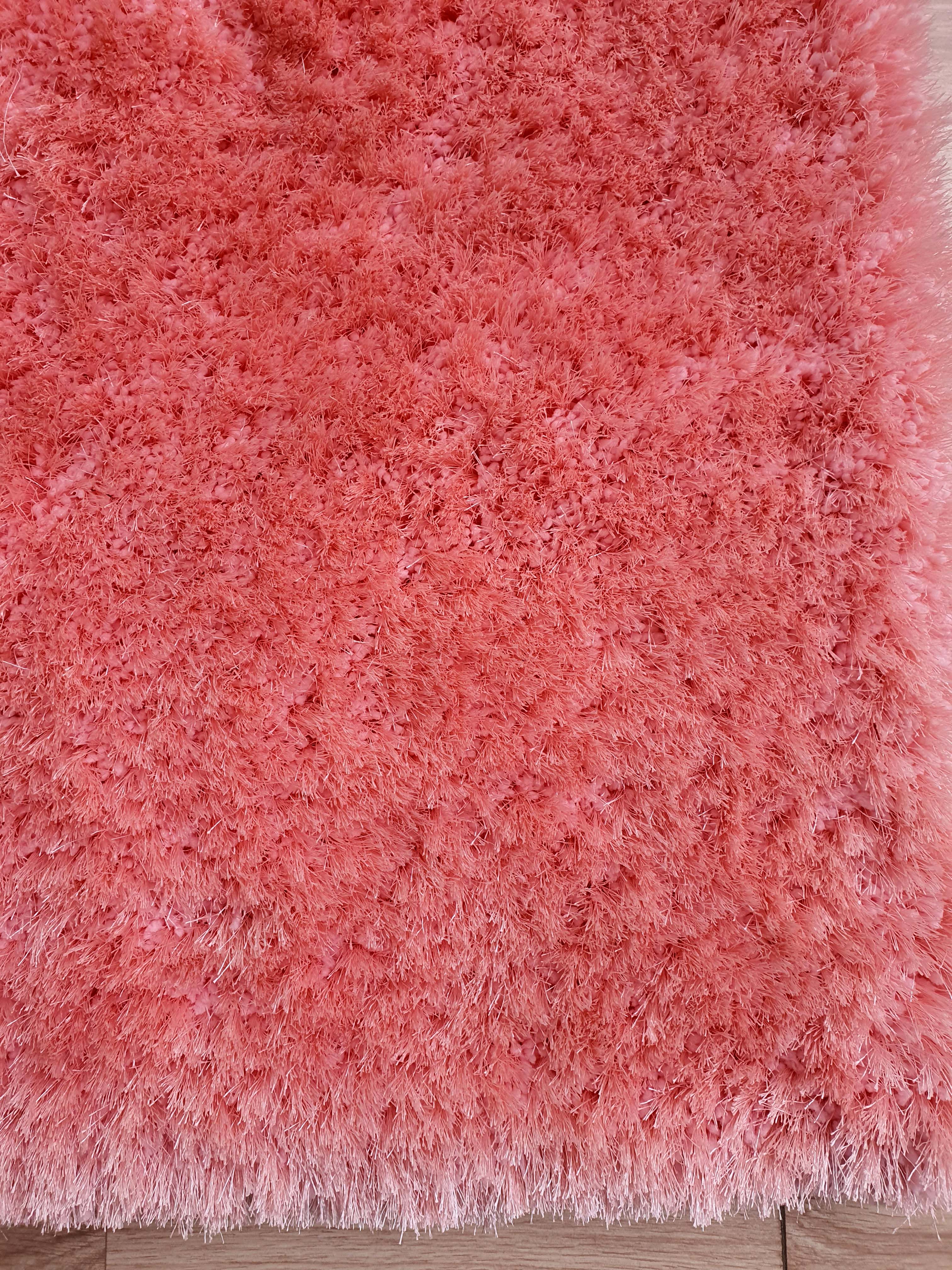 Understated Luxury: Treat Yourself to the Plush Texture and Timeless Beauty of Our Round Pink Shaggy Rugs