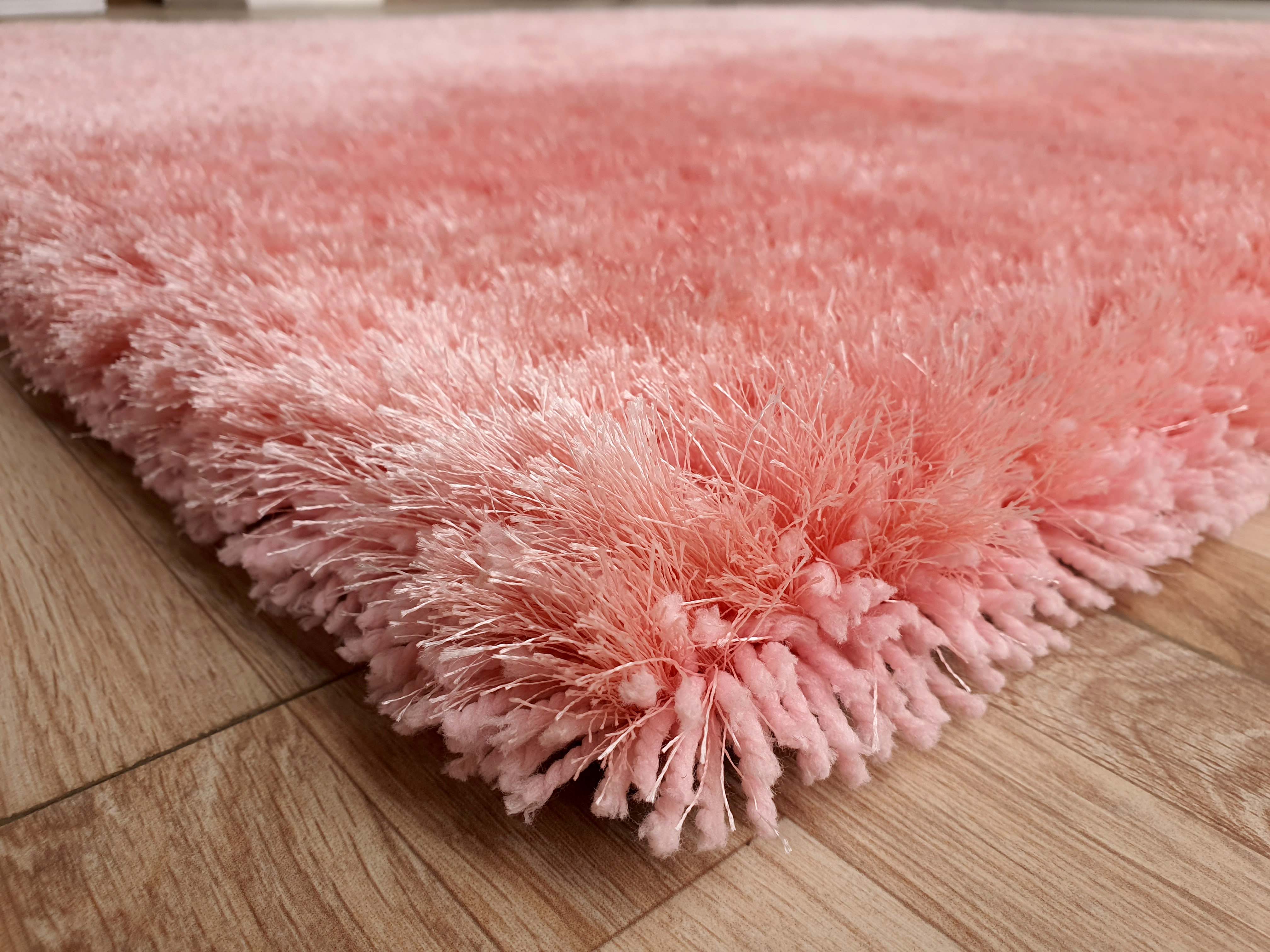 Versatile Design: Whether in the Bedroom or Living Room, Our Pink Shaggy Rugs Bring Comfort and Style to Any Space