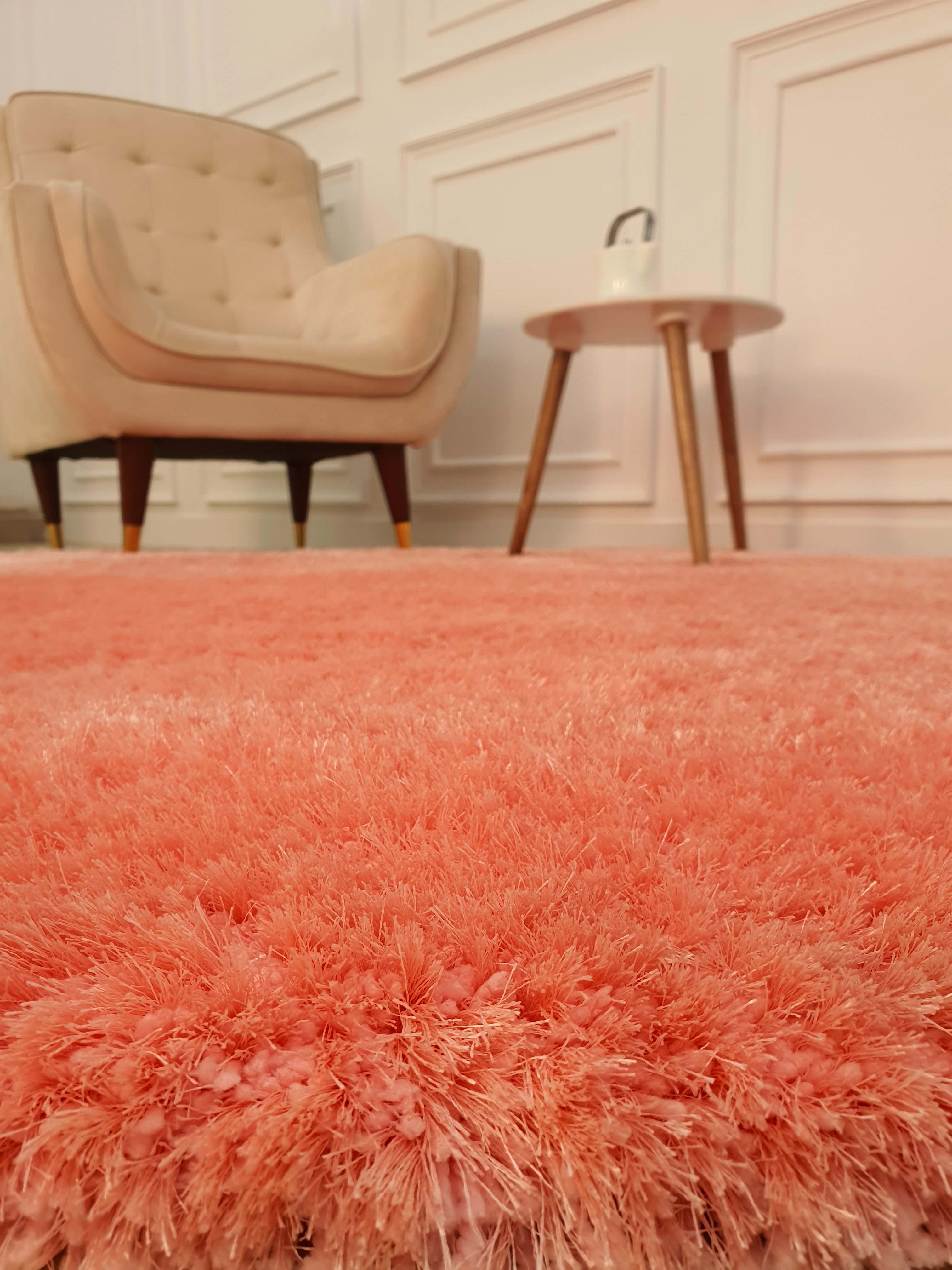 Luxurious Comfort: Immerse Yourself in the Softness of Our Pink Shaggy Rugs, Perfect for Living Rooms and Bedrooms