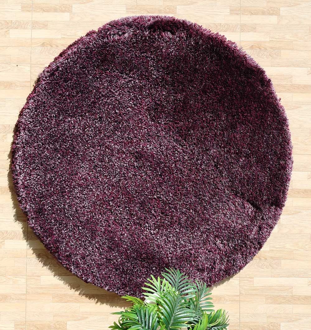 Irregular plush rug in white color, featuring a modern shaggy design for superior softness and durability.