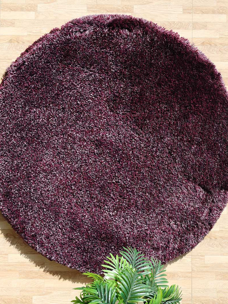 Irregular plush rug in white color, featuring a modern shaggy design for superior softness and durability.