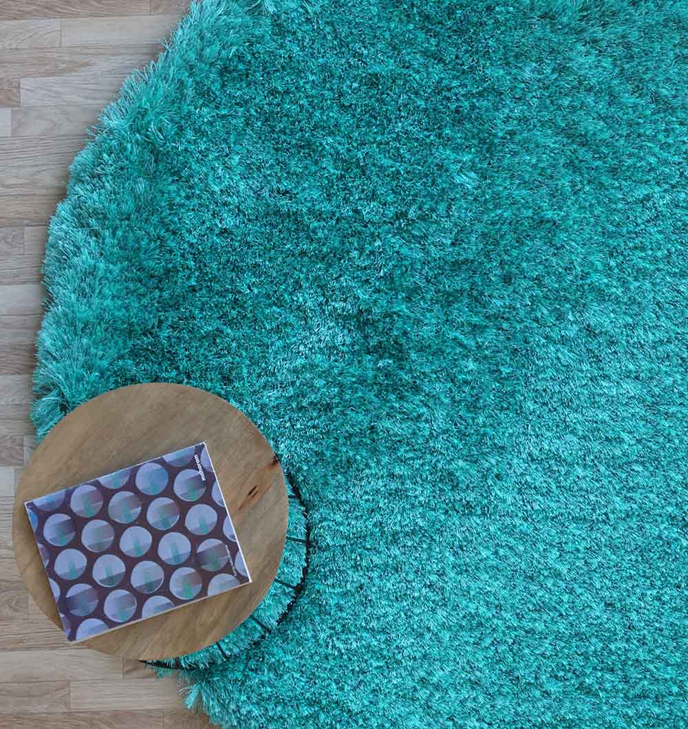 Image highlighting the expertly crafted, handmade construction of the round blue shaggy rug with a thick pile.
