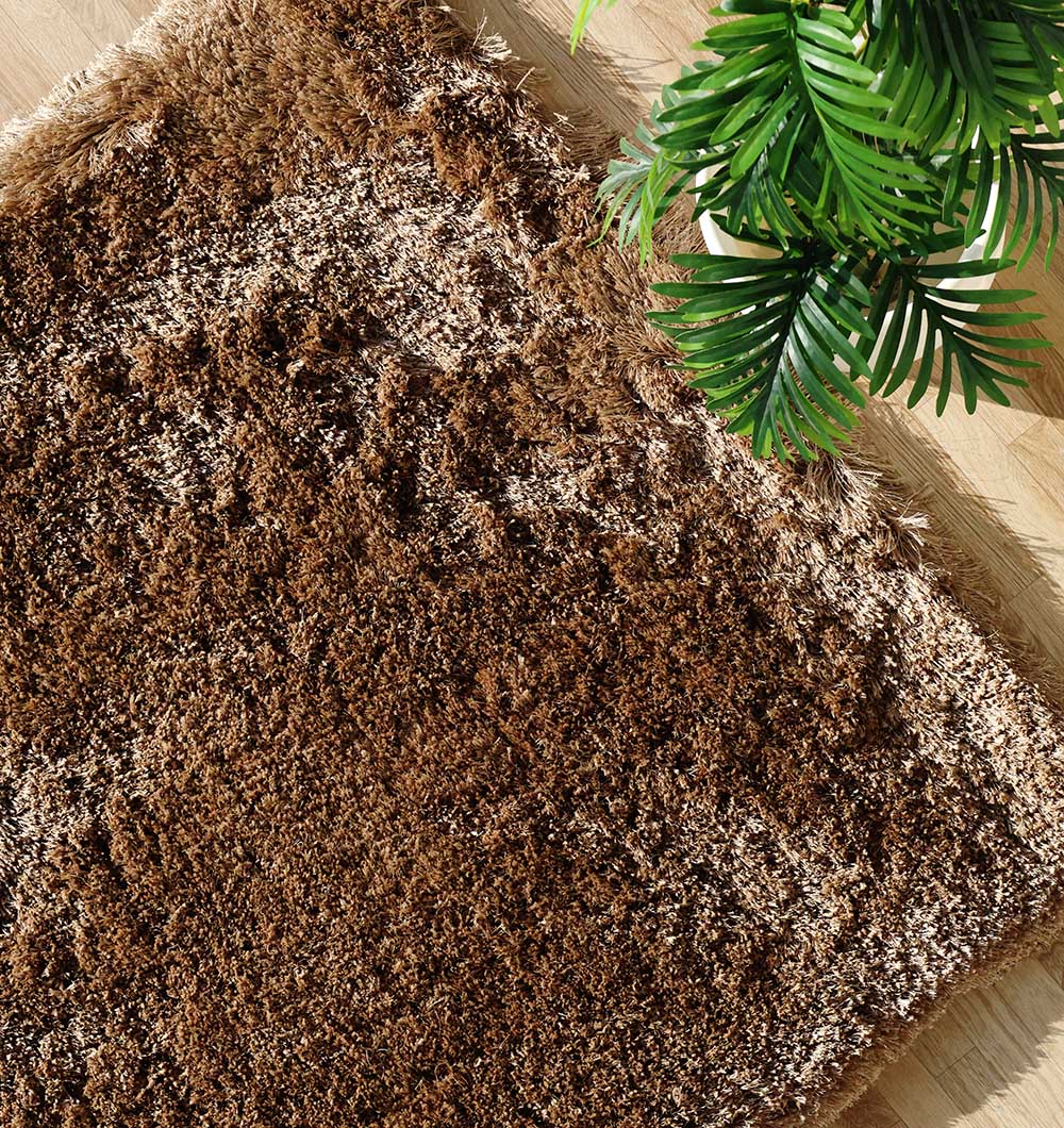 Angled close-up of the brown shaggy pile, emphasizing the high-quality $80\%$ polyester blend for superior comfort.