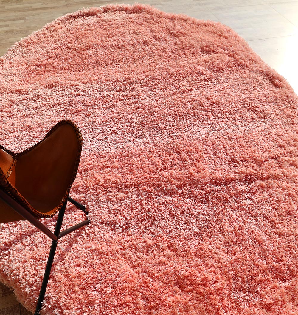 Side angle of the pink shaggy rug, highlighting the soft plush texture and ultimate comfort of the $80\%$ polyester material blend.